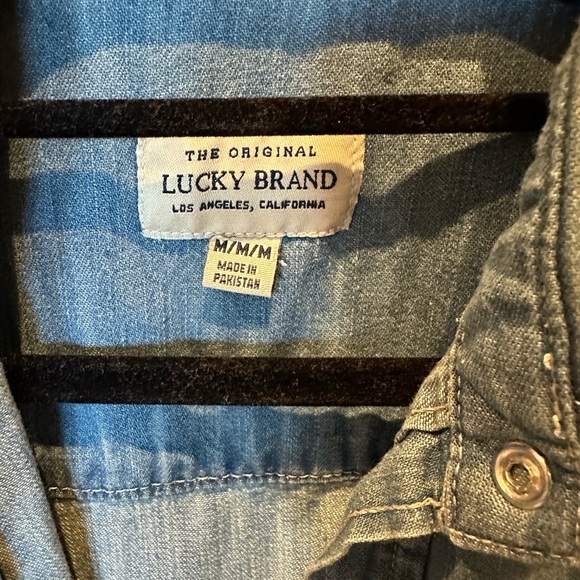LUCKY BRAND Boys Men’s SIZE Medium Blue Denim Jean Button Down Shirt - Picture 3 of 5